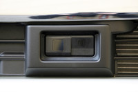 車外の状況を監視するのは、フロントグリルに収められたレーザーレーダーユニット（写真）のみ。機能を重要度の高いものに絞り込むことで、実質5万円という低価格を実現している。