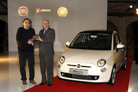 欧州カーオブザイヤー2008を受賞するマルキオンネ（写真左）。（写真＝FIAT）