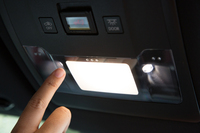 スポットランプや室内灯にはタッチ式のスイッチを採用。照明に触れるだけで点灯、消灯することができる。