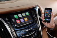 2016年モデルの「エスカレード」は、従来モデルと比べてインフォテインメントシステムのタッチパネル式インターフェイスの処理速度が約4倍に向上。ナビゲーション機能が標準採用されたほか、スマートフォンを車載のインターフェイスで操作できる「Apple CarPlay」に対応した。