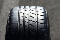 セダン・クーペ専用「プレイズPX」のトレッドパターン。右がアウト側。