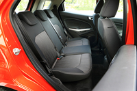 後席は左右独立してリクライニングが可能。