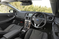 インテリアのデザインは、ノーマルの「V40」と共通のもの。シックなチャコールの配色でまとめられる。