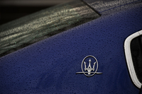 グリルをはじめ、内外装のいたるところに添えられるトライデントのエンブレム。写真はCピラーのもの。
    