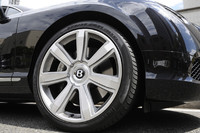 アルミホイールは標準で20インチ。テスト車はオプションの21インチ（写真）を履く。