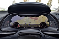 メーターや各種情報のほか、ナビゲーション表示が可能な「アウディバーチャルコックピット」。グレードを問わず「R8」には標準装備となる。