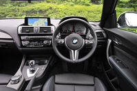 インテリアは専用のカーボンファイバートリムなどにより、スポーティーな雰囲気が演出されている。