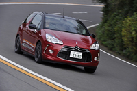 オープン化による重量増加はわずか20kg。ハッチバックモデルと変わらない、スポーティーな走りが「DS3カブリオ」の身上。