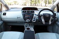 「プリウス」と異なり、左右対称なデザインとされたインストゥルメントパネル。