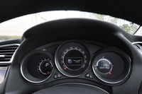 メーターは3眼式。アナログとデジタルのコンビネーションになっている。