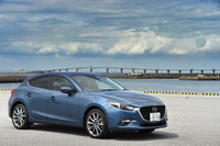 「アクセラスポーツ」では、新色の「エターナルブルーマイカ」（写真）を含む、全8色のボディーカラーが選べる。