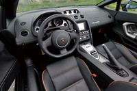 インテリアの様子。トランスミッションは、オートマチックドライブもできる6段の「eギア」のみとなる。