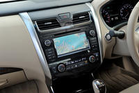 メーカーオプションのカーナビには、スマートフォンとの連携機能を搭載した「NissanConnect ナビゲーションシステム」を採用している。
    