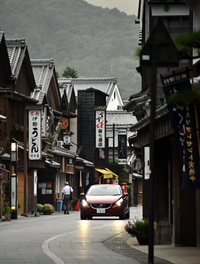 むかしの風情を今に伝える「おはらい町通り」を走る。この道が、内宮へと続く。