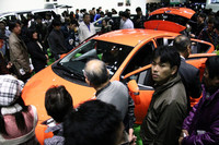 大勢に囲まれているのは、もうすぐ発売が予定されているトヨタの新型ハイブリッド車「アクア」。