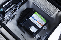 ボディーの大幅な軽量化に加え、回生ブレーキシステムの「エネチャージ」や、蓄冷材を使って室温上昇を抑える「エコクール」など、「スズキグリーンテクノロジー」と総称される低燃費技術をすべて採用。上の写真は、助手席の下に備えられたエネチャージ用のリチウムイオンバッテリーだ。