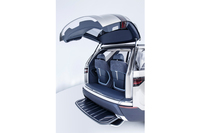 テールゲートは上ヒンジの通常タイプ。ただし下方に「デプロイアブル・イベント・プラットフォーム」と呼ばれるステップが出る仕組み。
    