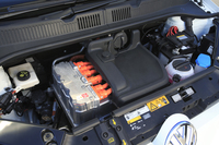 最高出力82ps（60kW）、最大トルク21.4kgm（210Nm）を発生する3相交流モーター。樹脂製のカバーの上には、普通充電用のポートが備わる。