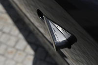 キーロックを解除すると同時に、自動的に外側にせり出す「デプロイアブルドアハンドル」。上面には「JAGUAR」のロゴも。