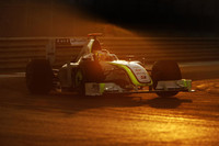 新チャンピオンの覚醒。ジェンソン・バトン（写真）は、プラクティスでハミルトンとトップを争い、予選ではルーベンス・バリケロの後ろ、5番グリッドを獲得。レースではフロントウィングを破損したチームメイトを早々に抜き4位、ハミルトンのリタイアで3位にまで躍進。終盤、まさに目の覚めるようなペースで2位ウェバーを猛追し、王者の面目躍如たる走りっぷりを披露した。バトンは今季最多の6勝をマークし、追突されリタイアしたベルギーGPを除く全戦でポイントを取得。またブラウンはバリケロとともに8勝を記録、見事チーム発足初年度にダブルタイトルを手にした。（写真＝Brawn GP）