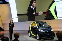 ダイムラーが公開したパリのカーシェアリング「オトリブ」用の「スマート」。