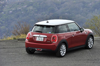 試乗車のボディーカラーはオプションの「ブレイジングレッド」。ホワイトかブラックのルーフ＆ドアミラーキャップについては追加金なしで選択可能。