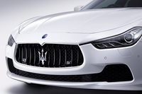 フロントまわり。グリル内のエンブレムにはブルーのアクセントが入れられる。