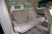 7人乗車の際は、3列目真ん中のヘッドレストをお忘れなく。通常は右側のシートバック裏側に収納できる。