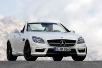 メルセデス・ベンツも「圧倒的な走行性能とトップレベルの適合性を両立したハイパフォーマンスロードスター」と胸を張る新型「SLK55 AMG」。日本国内でのデリバリー開始は、2012年6月が予定されている。