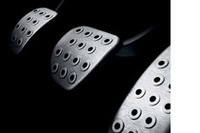 アルミペダルが標準装備される。