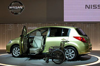 
	壇上に飾られた福祉車両「ライフケアビークル」の「ティーダ・アンシャンテ助手席スライドアップシート車」。車椅子などからの乗り降りがしやすいよう、助手席が外にせり出す仕組みはお馴染み。
	日産は、福祉車両を通常のラインナップ車と同様にとらえており、専任スタッフ、試乗車を置いた「ライフケアビークル認定店舗制度」を導入するなど普及に努めているという。
	 