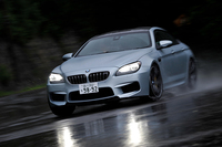 「M6グランクーペ」は、リアデフに左右後輪間のロッキングファクターを0~100％まで電子制御で調整できる「アクティブMディファレンシャル」を標準装備している。