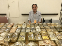 懐かしいシガレットケースの屋台を広げていた松井政則氏。その存在だけでも懐かしいのに、よく見ると、おびただしいレア車が。