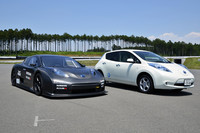 2台並べるとフォルムの違いがよくわかる。「リーフ ニスモ RC」のボディサイズは全長4465mm×全幅1942mm×全高1212mm。量産型より圧倒的に幅広く、背が低い。