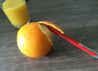 オレンジの皮むきのきっかけに、グサッ。