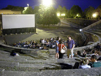 夏の間、多くの映画はお休みだが、かわりに屋外円形劇場で「星空映画会」が毎晩行われる。