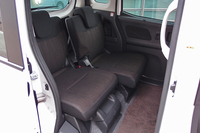 「eKスペース カスタム」のリアシート。シート表皮は、標準車がソフトファブリック、カスタムがスエード調ファブリックとなる。