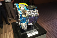 アイシン・エィ・ダブリュ製の6段AT（AWF6F45）が組み合わされる。