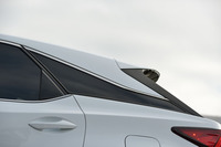 
	「RX」はCピラーの一部がブラックアウトされている。これにより、ルーフ後端が浮いているかのような視覚効果を与える。
	