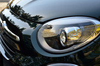 今回のテスト車「500Xポップスタープラス」は、バイキセノンヘッドライトが標準装備。ランプユニットの内部には、500のロゴマークが見える。