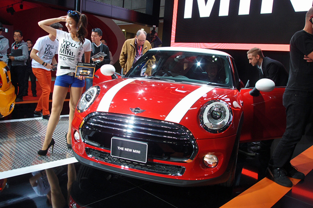 MINIブースにおける、新型「MINIクーパー」。