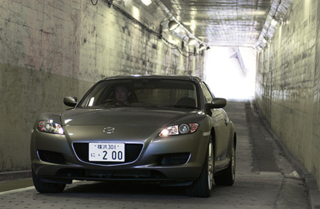 【スペック】全長×全幅×全高＝4435×1770×1340mm/ホイールベース＝2700mm/車重＝1330kg/駆動方式＝FR/水冷式直列654cc×2ローター（210ps/7200rpm、22.6kgm/5000rpm）/車両本体価格＝275.0万円（テスト車＝313.3万円/SRSエアバックシステム（カーテン＆フロントサイド）＋撥水ガラス（7.5万円）/マツダテレマティックス対応ナビゲーションシステム（DVD-R0M）＋イモビライザー（22.8万円）/225/45R18アルミホイール＆タイヤ（8.0万円））