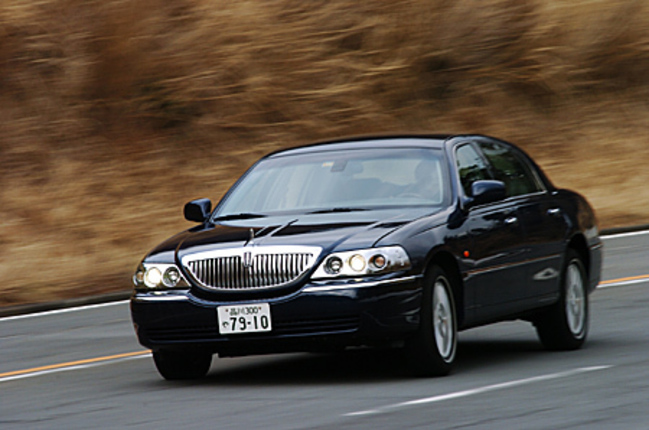 【スペック】全長×全幅×全高＝5500×1990×1490mm/ホイールベース＝2990mm/車重＝1980kg/駆動方式＝FR/4.6リッターV8 SOHC16バルブ（242ps/4900rpm、39.7kgm/4100rpm）/価格＝904万500円（テスト車＝同じ）