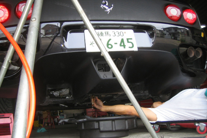 「フェラーリ360モデナ」のオイル交換。