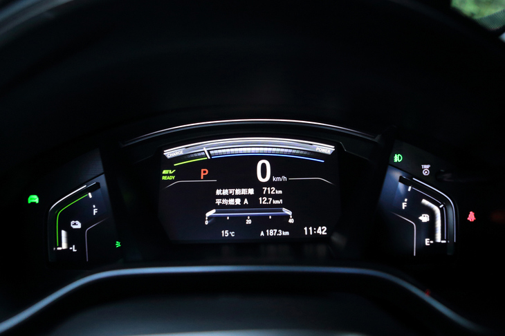 マルチインフォメーションディスプレイでは、燃費のほか、4WDのトルク配分や、回生ブレーキのチャージ状況などを切り替え式で表示する。