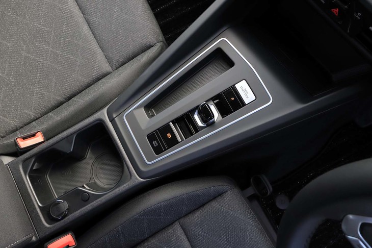 バイワイヤ式のシフトセレクターは高さ5cmほどのスティックタイプ。センターコンソール全体が整然としている。