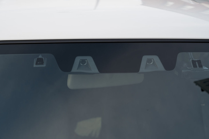 大幅に強化された運転支援システムも新型の特徴。ステレオカメラ方式の自動緊急ブレーキや、誤発進抑制制御機能、車線逸脱警報機能、ふらつき警報機能、先行車発進お知らせ機能、後退時ブレーキサポート、後方誤発進抑制機能などが全車標準装備となった。