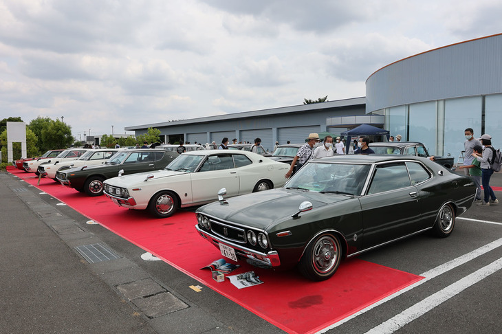 こちらには生誕50周年を迎えた2代目「日産ローレル」（C130）と4代目「日産スカイライン」（C110）が並んでいる。