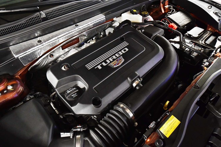 スロットルレスポンスのよさを強みとする2リッター直4ターボエンジン。気筒休止システムも備わっている。