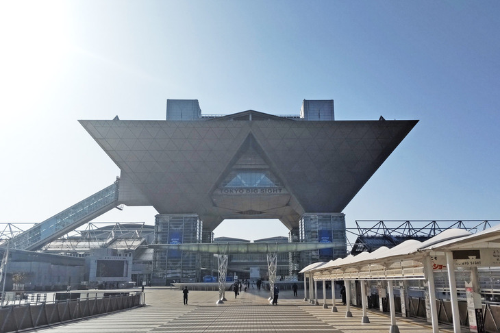 「Tokyo E-Prix」の決勝当日、2024年3月30日早朝の東京国際展示場の様子。普段、モーターショーや各種発表会、説明会などで来る機会の多いビッグサイト。そこにレース観戦で来るというのだから、なんとも不思議な気分だ。